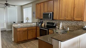 冰箱、微波炉、烤箱、炉灶