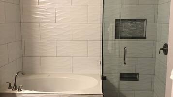 Combined shower/tub, jetted tub, hair dryer, towels