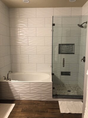 Combined shower/tub, jetted tub, hair dryer, towels