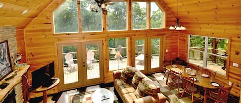 Fernseher, Kamin, DVD-Player, Bücher