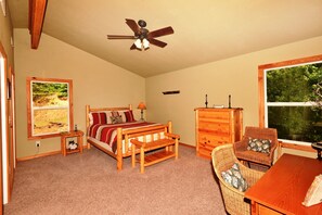 2 makuuhuonetta, työpöytä, ilmainen Wi-Fi, vuodevaatteet