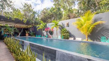 2 buitenzwembaden en ligstoelen