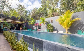 3 من حمّامات السباحة الخارجية، مقاعد للتشمس