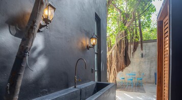 Shower, pancuran hujan, handuk, dan sabun