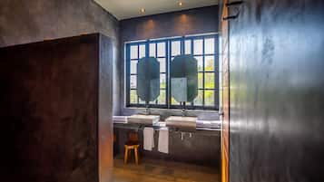 Master Balcony | Baño | Regadera, regadera tipo lluvia, secadora de cabello, toallas
