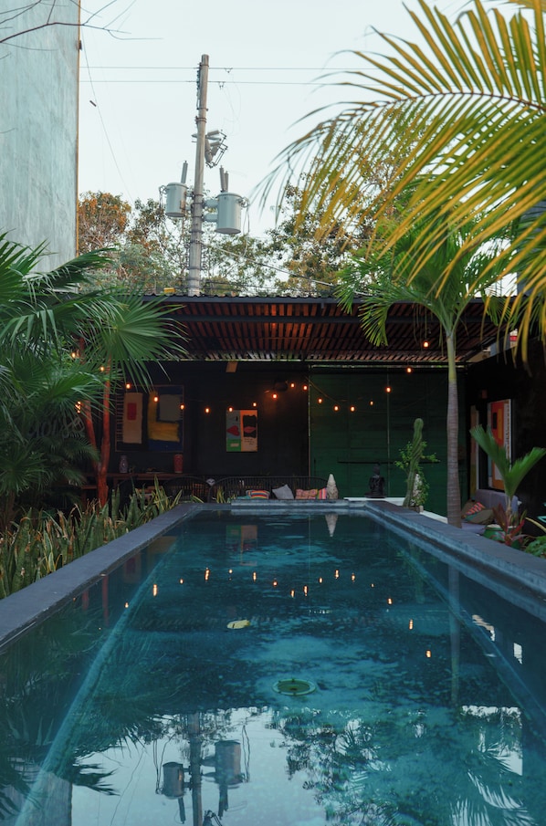 2 outdoor pools, pool loungers