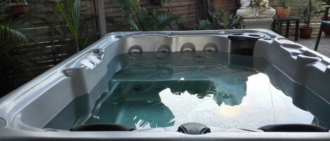 Outdoor spa tub