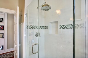 Douche, sĂšche-cheveux, serviettes fournies, shampoing