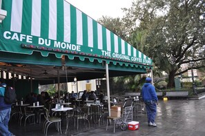 Outdoor dining - Upscale, Modern Apartment on Bourbon St with Balcony overlooking Courtyard (New Orleans)