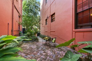 Outdoor dining - Upscale, Modern Apartment on Bourbon St with Balcony overlooking Courtyard (New Orleans)