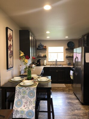 Refrigerador, microondas, horno y parrilla de estufa