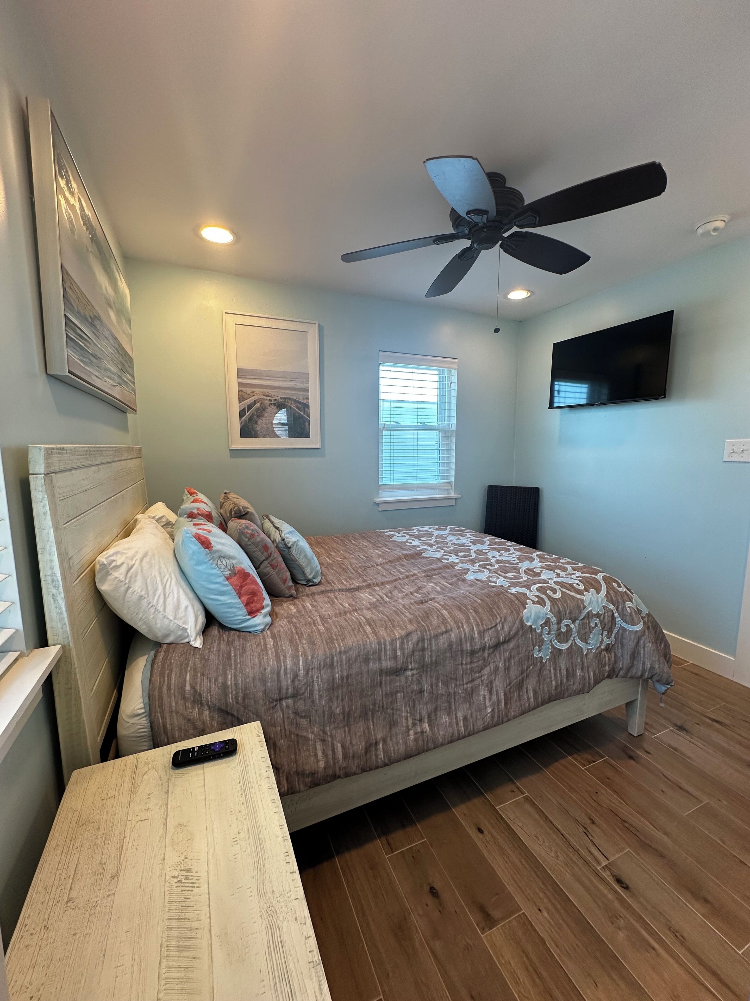 Cozy second bedroom to relax and watch TV after a long day at the beach.