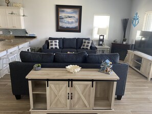 Smart TV, caminetto, lettore DVD, impianto stereo