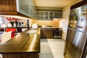 Mikrowelle, Kochgeschirr/Geschirr/Besteck, Esstisch