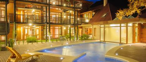 Una piscina al aire libre