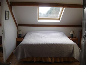 2 chambres, bureau, fer et planche à repasser, accès au Wi-Fi (inclus)