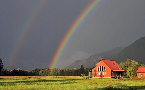 Rainbow House: North Cascades Skagit River Retreat