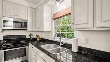 冰箱、微波炉、烤箱、炉灶