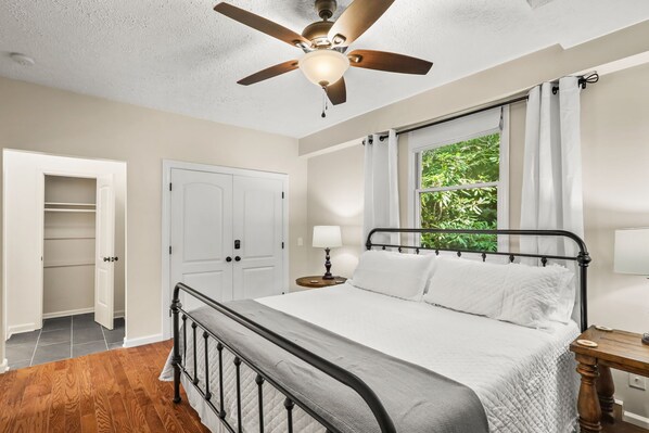 4 bedrooms, desk, iron/ironing board, travel cot