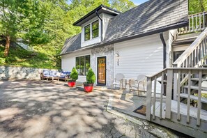 Terrace/patio - Prime Blowing Rock Location - Walk Everywhere - Family-Friendly, Sleeps 8 (Blowing Rock)
