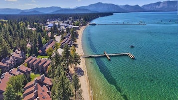 Plage, chaises longues, serviettes de plage