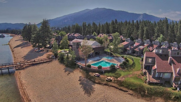 Un quartier résidentiel avec des maisons, une piscine et une plage.