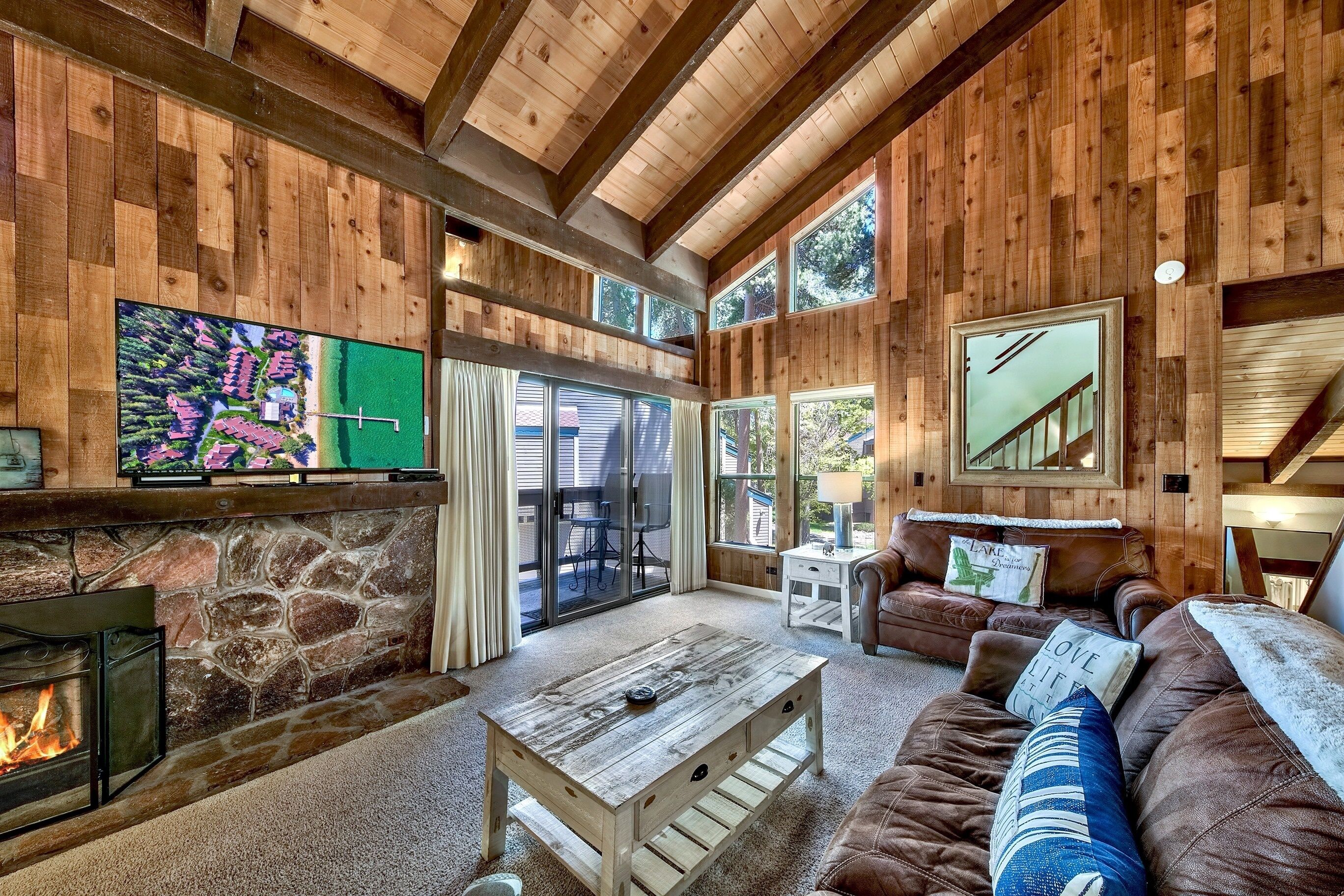 TV connectée, cheminée, lecteur de DVD