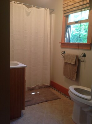 Ducha y bañera combinadas, secador de pelo, toallas y jabón