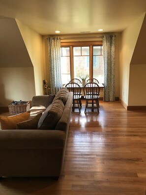 Smart-TV, DVD-Player, Bücher