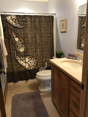 Dusche, umweltfreundliche Kosmetikartikel, Haartrockner, Handtücher