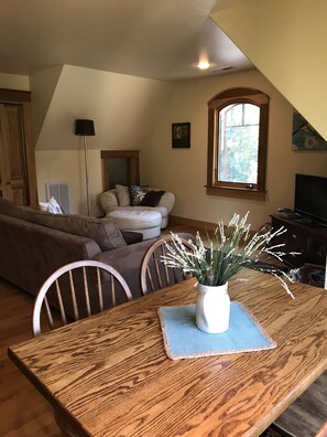Smart TV, DVD player, books - Beautiful Country Setting! Convenient Location " The Carriage House" (Fletcher)