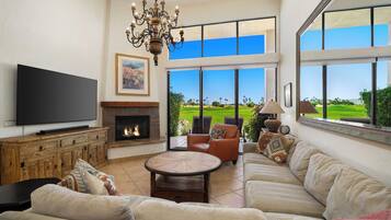 Smart-TV, Kamin, Bücher, Arbeitsbereiche