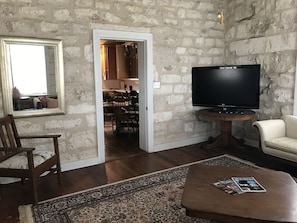 Tv, pejs, dvd-afspiller, videobibliotek