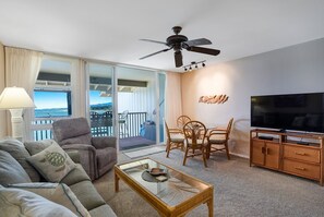 Een flatscreentelevisie en boeken