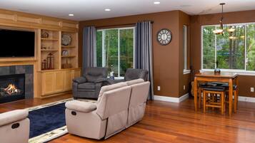 Télévision, cheminée, lecteur de DVD, livres