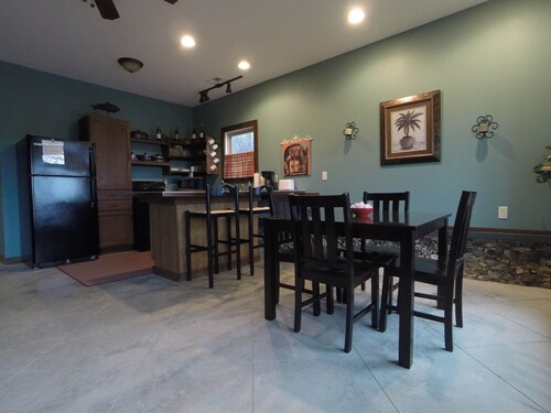 Baker House!  Puhdas mökki ~ Peitetty veneportti w / Teho - WIFI - lemmikit