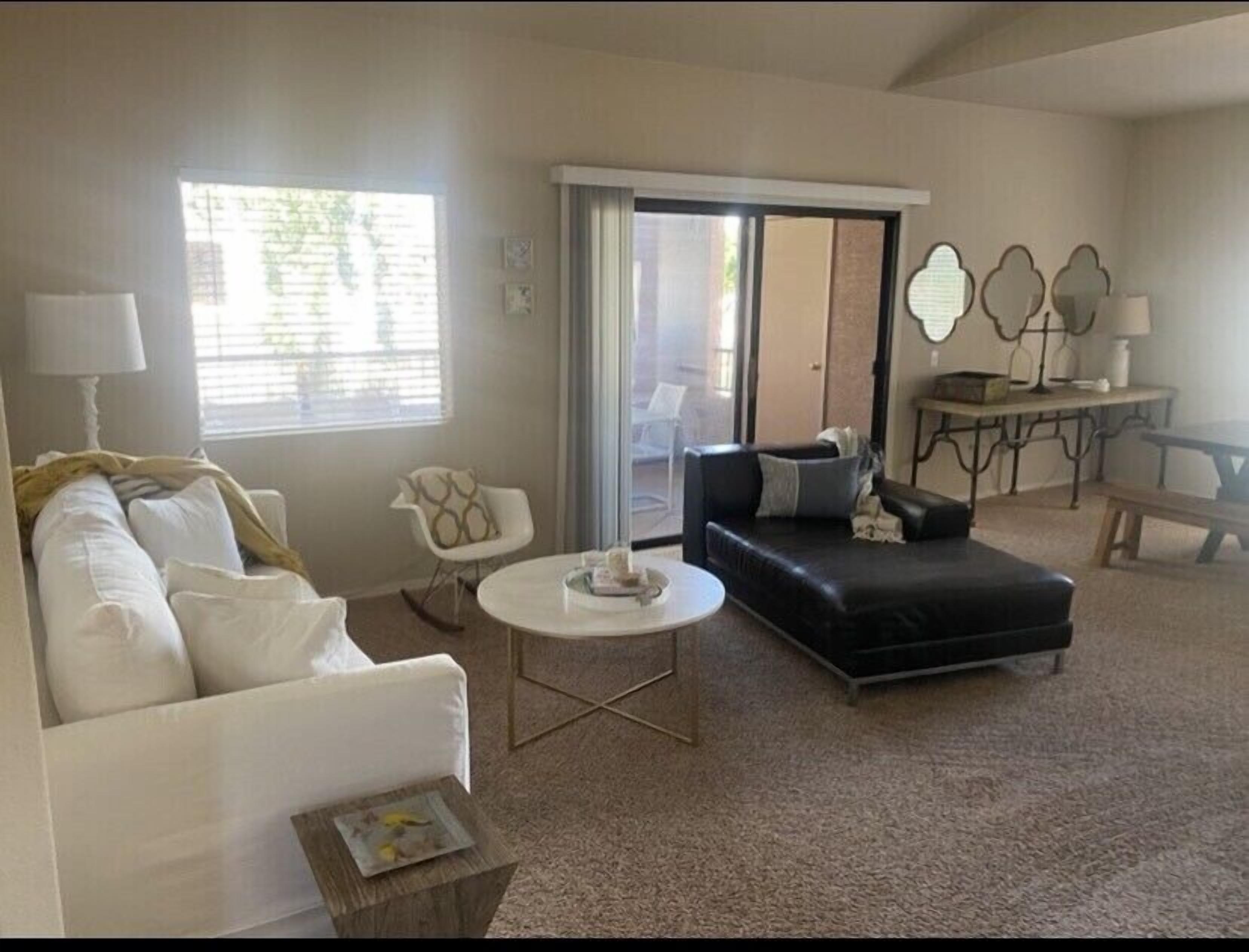 Central Scottsdale Location 2BR / 1.5 Bath Second Floor Spacious Unit 