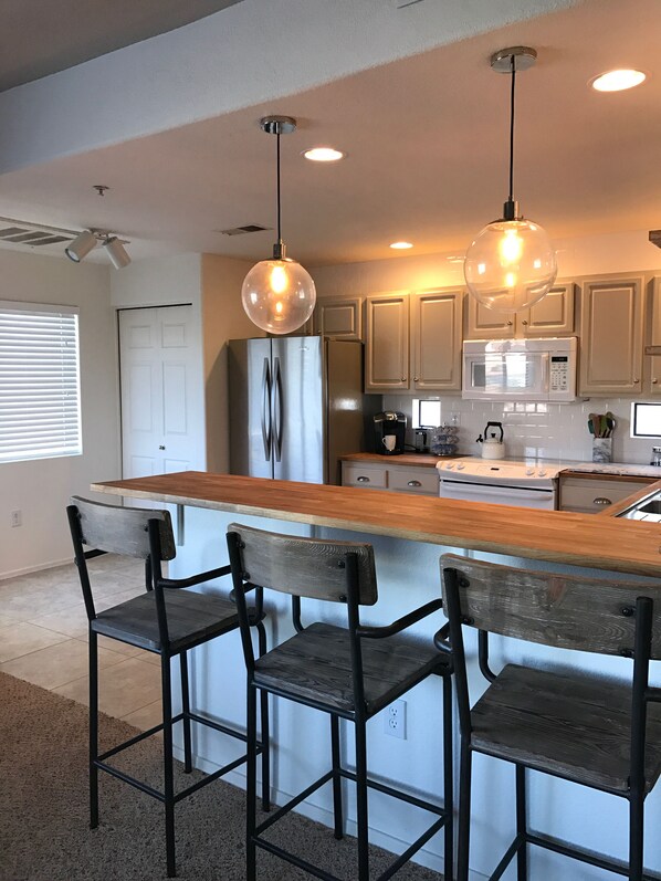 Fridge, microwave, oven, stovetop - Central Scottsdale Location 2BR / 1.5 Bath Second Floor Spacious Unit  (Scottsdale)