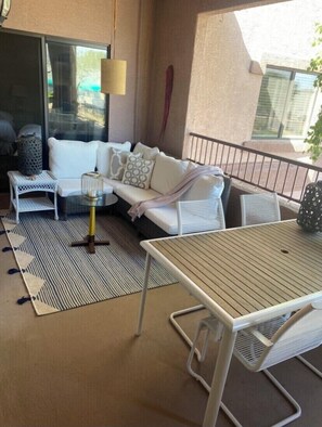 Outdoor dining - Central Scottsdale Location 2BR / 1.5 Bath Second Floor Spacious Unit  (Scottsdale)