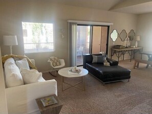 TV - Central Scottsdale Location 2BR / 1.5 Bath Second Floor Spacious Unit  (Scottsdale)