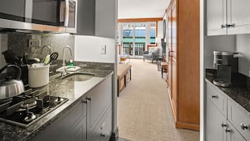 Fridge, microwave, stovetop, dishwasher