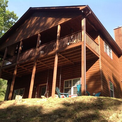 Beautiful 5 bedroom 4 bath cabin within10  mins of all attractions