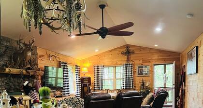 Beautiful 5 bedroom 4 bath cabin within10 mins of all attractions