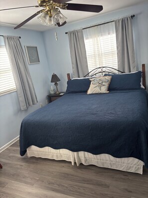 3 habitaciones, tabla de planchar con plancha y cuna de viaje 
