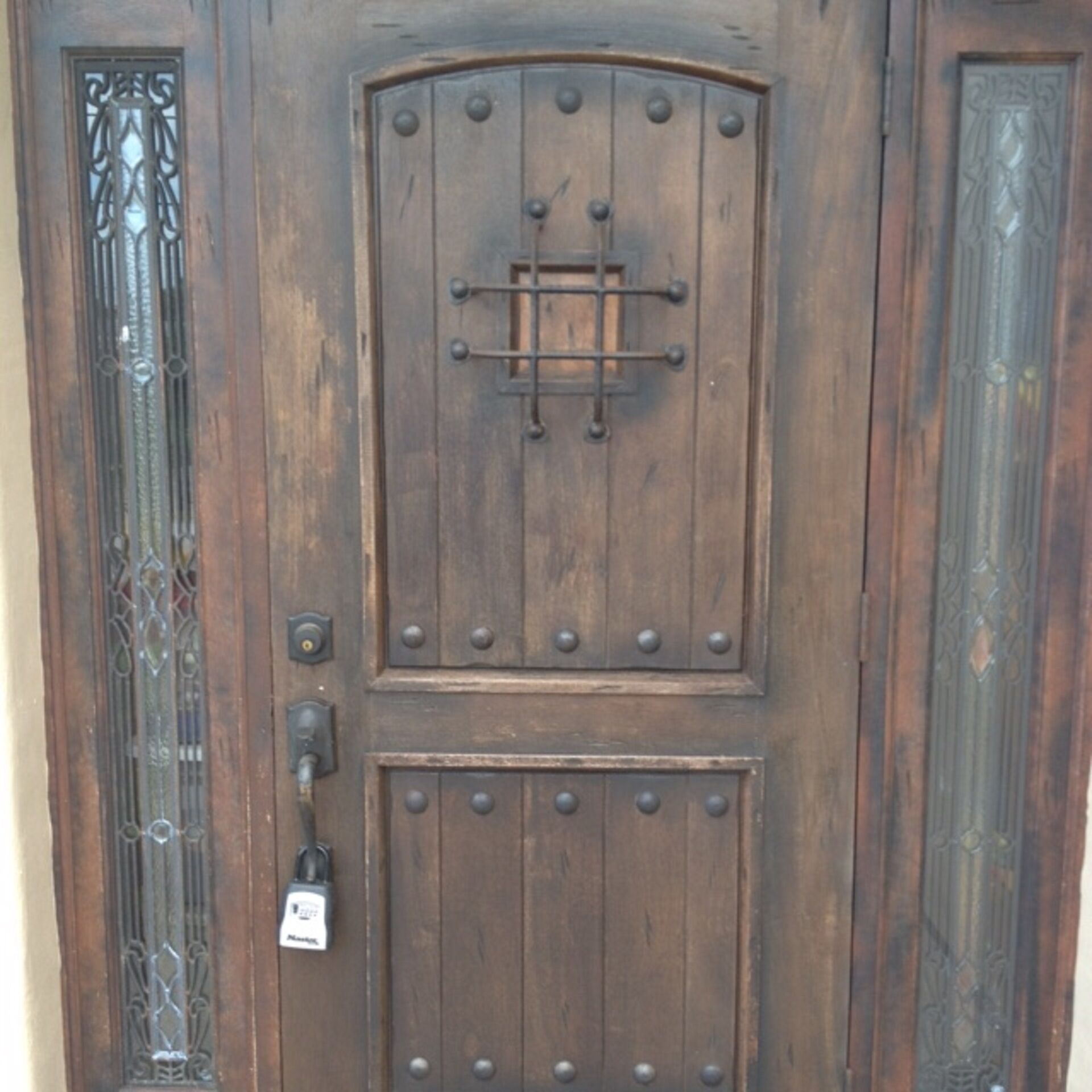 Uma porta de madeira com uma trava de metal e um cadeado.
