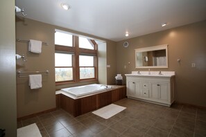 Combined shower/bathtub, jetted bath, hair dryer, towels - Beautiful, family-friendly home in private wilderness setting (Wilmington)