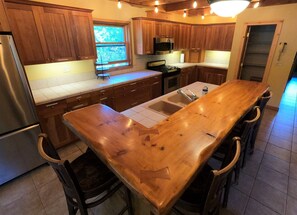 Coffee/tea maker, fridge, microwave, oven - Beautiful, family-friendly home in private wilderness setting (Wilmington)
