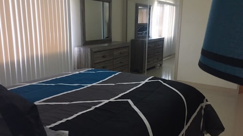 **Must See! Private 2 bedroom/1 Ba Free parking/Free WiFi/3 AC units