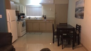 Kjøleskap, mikrobølgeovn, ovn og kokeplater