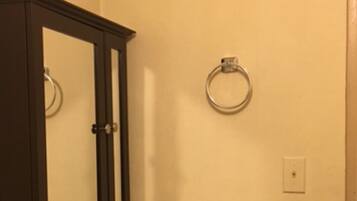 Bruser, hårtørrer, håndklæder, Sæbe